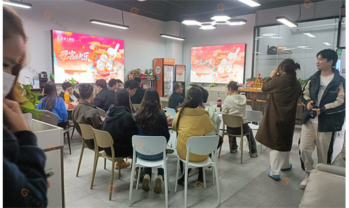 「月满人间灯火明，喜乐元宵共团圆」