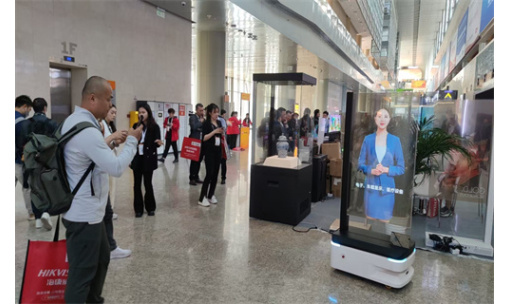 OLED透明屏移动数字机器人：未来交互的"透明窗口"